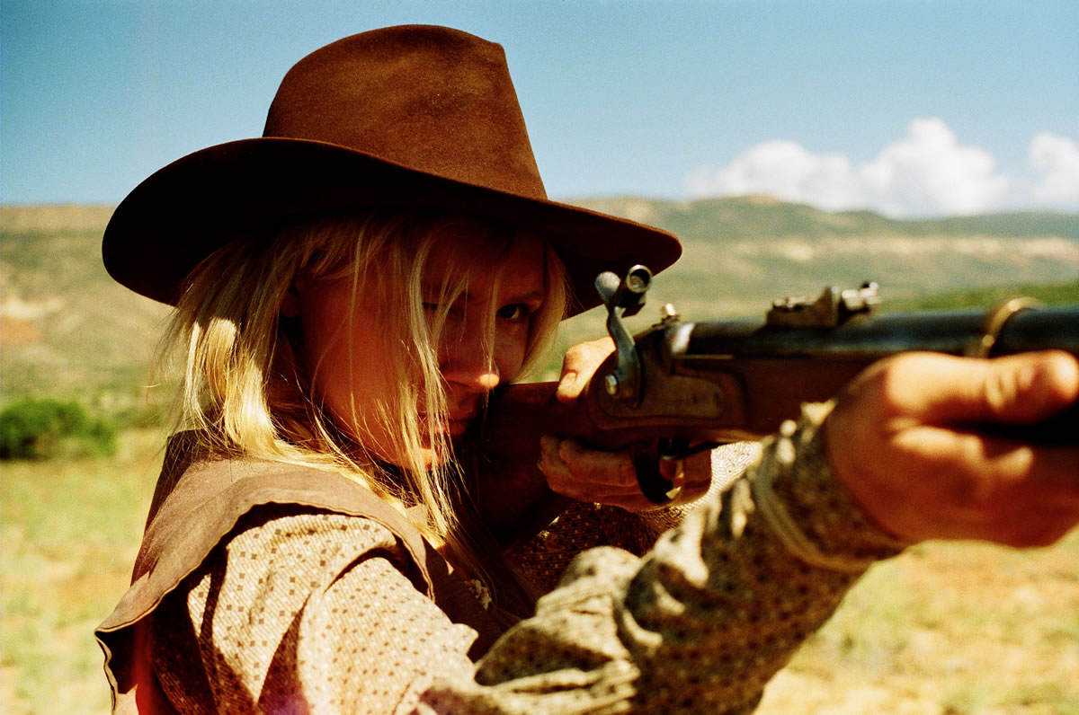 Вестерн стрелки. Девушки из вестернов. Женщина стрелок дикого Запада. Девушки Ковбои с оружием. Ковбой с ружьем.